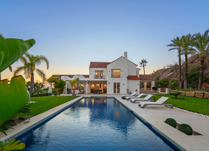 ENCANTADORA VILLA DE LUJO CON VISTAS PANORÁMICAS AL MAR Y LA MONTAÑA EN BENAHAVÍS