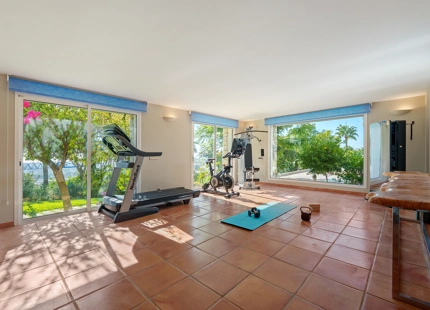 ENCANTADORA VILLA DE LUJO CON VISTAS PANORÁMICAS AL MAR Y LA MONTAÑA EN BENAHAVÍS