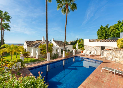 ENCANTADORA VILLA DE LUJO CON VISTAS PANORÁMICAS AL MAR Y LA MONTAÑA EN BENAHAVÍS