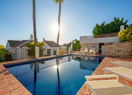 ENCANTADORA VILLA DE LUJO CON VISTAS PANORÁMICAS AL MAR Y LA MONTAÑA EN BENAHAVÍS