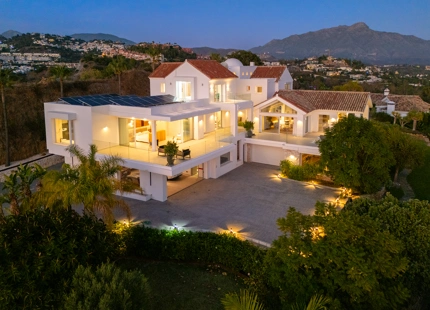 ENCANTADORA VILLA DE LUJO CON VISTAS PANORÁMICAS AL MAR Y LA MONTAÑA EN BENAHAVÍS