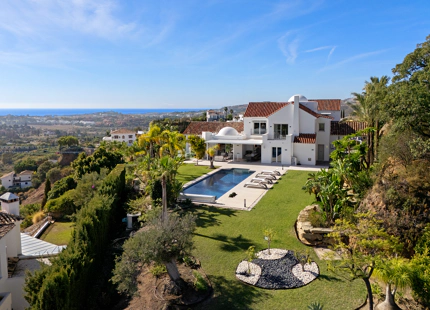 ENCANTADORA VILLA DE LUJO CON VISTAS PANORÁMICAS AL MAR Y LA MONTAÑA EN BENAHAVÍS
