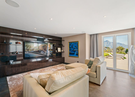 ENCANTADORA VILLA DE LUJO CON VISTAS PANORÁMICAS AL MAR Y LA MONTAÑA EN BENAHAVÍS