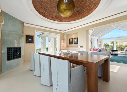 ENCANTADORA VILLA DE LUJO CON VISTAS PANORÁMICAS AL MAR Y LA MONTAÑA EN BENAHAVÍS
