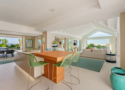ENCANTADORA VILLA DE LUJO CON VISTAS PANORÁMICAS AL MAR Y LA MONTAÑA EN BENAHAVÍS