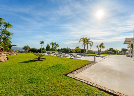 ENCANTADORA VILLA DE LUJO CON VISTAS PANORÁMICAS AL MAR Y LA MONTAÑA EN BENAHAVÍS