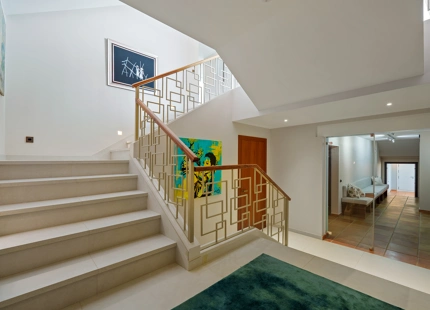 ENCANTADORA VILLA DE LUJO CON VISTAS PANORÁMICAS AL MAR Y LA MONTAÑA EN BENAHAVÍS