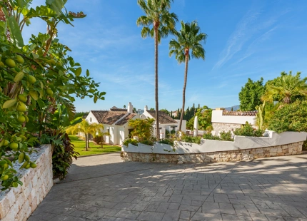 ENCANTADORA VILLA DE LUJO CON VISTAS PANORÁMICAS AL MAR Y LA MONTAÑA EN BENAHAVÍS