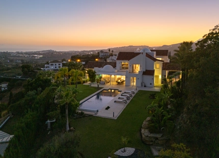 ENCANTADORA VILLA DE LUJO CON VISTAS PANORÁMICAS AL MAR Y LA MONTAÑA EN BENAHAVÍS
