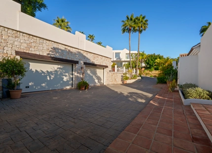 ENCANTADORA VILLA DE LUJO CON VISTAS PANORÁMICAS AL MAR Y LA MONTAÑA EN BENAHAVÍS