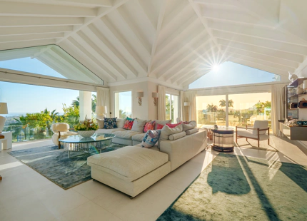 ENCANTADORA VILLA DE LUJO CON VISTAS PANORÁMICAS AL MAR Y LA MONTAÑA EN BENAHAVÍS