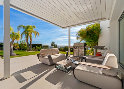 ENCANTADORA VILLA DE LUJO CON VISTAS PANORÁMICAS AL MAR Y LA MONTAÑA EN BENAHAVÍS