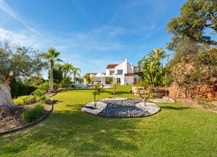ENCANTADORA VILLA DE LUJO CON VISTAS PANORÁMICAS AL MAR Y LA MONTAÑA EN BENAHAVÍS