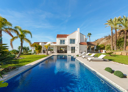 ENCANTADORA VILLA DE LUJO CON VISTAS PANORÁMICAS AL MAR Y LA MONTAÑA EN BENAHAVÍS