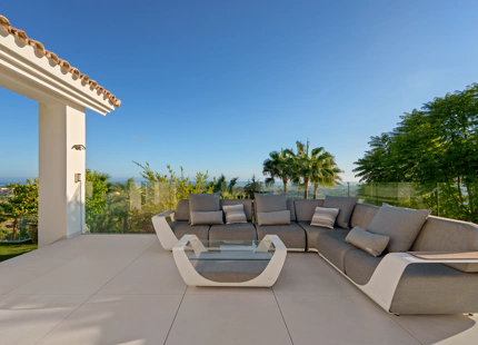 ENCANTADORA VILLA DE LUJO CON VISTAS PANORÁMICAS AL MAR Y LA MONTAÑA EN BENAHAVÍS