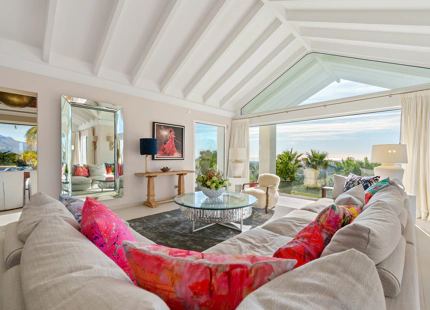 ENCANTADORA VILLA DE LUJO CON VISTAS PANORÁMICAS AL MAR Y LA MONTAÑA EN BENAHAVÍS