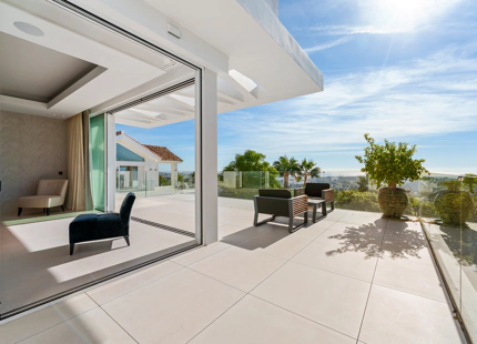 ENCANTADORA VILLA DE LUJO CON VISTAS PANORÁMICAS AL MAR Y LA MONTAÑA EN BENAHAVÍS
