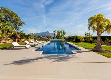 ENCANTADORA VILLA DE LUJO CON VISTAS PANORÁMICAS AL MAR Y LA MONTAÑA EN BENAHAVÍS
