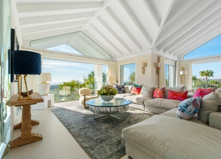 ENCANTADORA VILLA DE LUJO CON VISTAS PANORÁMICAS AL MAR Y LA MONTAÑA EN BENAHAVÍS