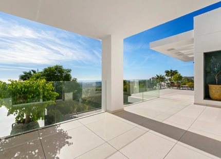 ENCANTADORA VILLA DE LUJO CON VISTAS PANORÁMICAS AL MAR Y LA MONTAÑA EN BENAHAVÍS