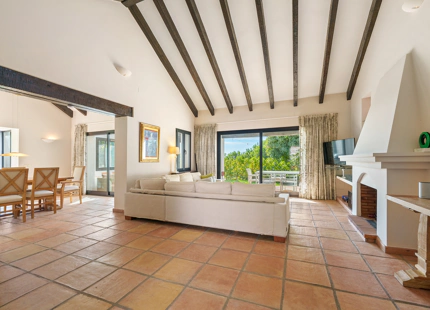 ENCANTADORA VILLA DE LUJO CON VISTAS PANORÁMICAS AL MAR Y LA MONTAÑA EN BENAHAVÍS