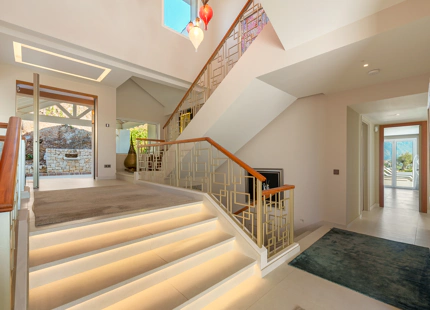 ENCANTADORA VILLA DE LUJO CON VISTAS PANORÁMICAS AL MAR Y LA MONTAÑA EN BENAHAVÍS