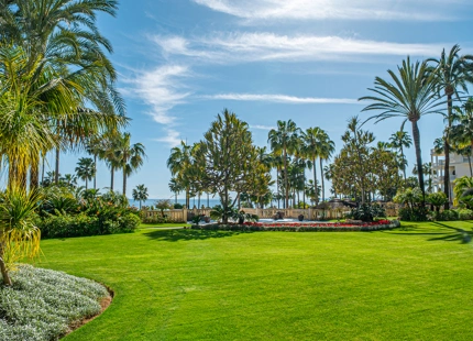 LUXURY FRONTLINE BEACH APARTMENT IN ESTEPONA