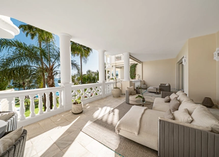 LUXURY FRONTLINE BEACH APARTMENT IN ESTEPONA
