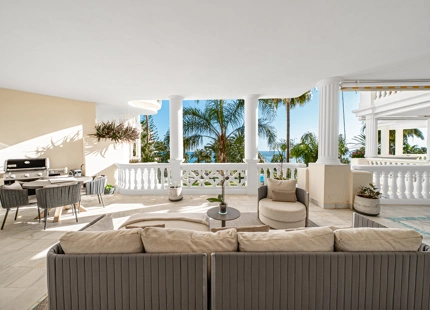 LUXURY FRONTLINE BEACH APARTMENT IN ESTEPONA
