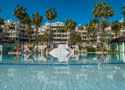 LUXURY FRONTLINE BEACH APARTMENT IN ESTEPONA