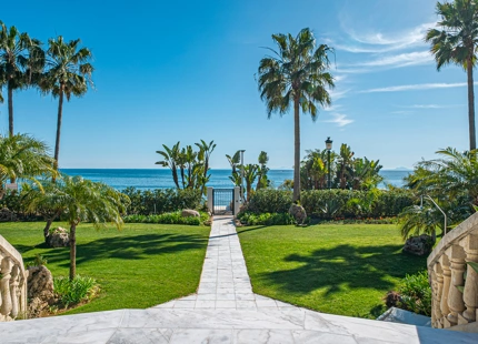 LUXURY FRONTLINE BEACH APARTMENT IN ESTEPONA
