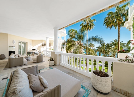 LUXURY FRONTLINE BEACH APARTMENT IN ESTEPONA
