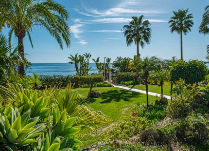 LUXURY FRONTLINE BEACH APARTMENT IN ESTEPONA