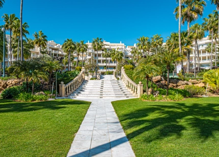 LUXURY FRONTLINE BEACH APARTMENT IN ESTEPONA