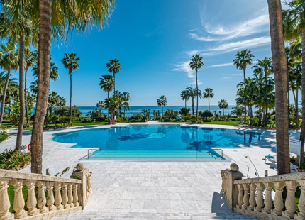 LUXURY FRONTLINE BEACH APARTMENT IN ESTEPONA