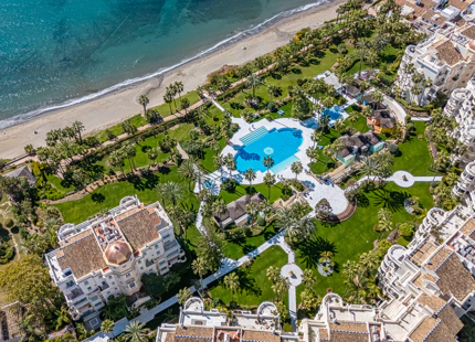 LUXURY FRONTLINE BEACH APARTMENT IN ESTEPONA