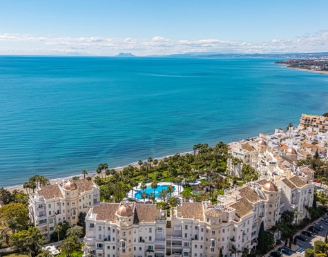 LUXURY FRONTLINE BEACH APARTMENT IN ESTEPONA