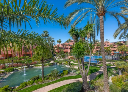 STUNNING DUPLEX PENTHOUSE WITH ROOFTOP ON THE NEW GOLDEN MILE, ESTEPONA