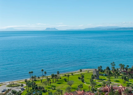 STUNNING DUPLEX PENTHOUSE WITH ROOFTOP ON THE NEW GOLDEN MILE, ESTEPONA