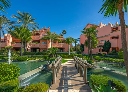 STUNNING DUPLEX PENTHOUSE WITH ROOFTOP ON THE NEW GOLDEN MILE, ESTEPONA