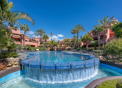 STUNNING DUPLEX PENTHOUSE WITH ROOFTOP ON THE NEW GOLDEN MILE, ESTEPONA