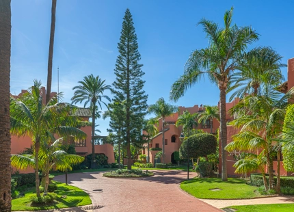 STUNNING DUPLEX PENTHOUSE WITH ROOFTOP ON THE NEW GOLDEN MILE, ESTEPONA