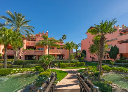 STUNNING DUPLEX PENTHOUSE WITH ROOFTOP ON THE NEW GOLDEN MILE, ESTEPONA