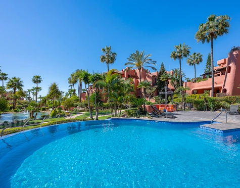STUNNING DUPLEX PENTHOUSE WITH ROOFTOP ON THE NEW GOLDEN MILE, ESTEPONA