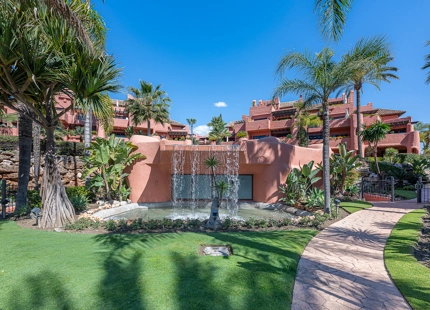 STUNNING DUPLEX PENTHOUSE WITH ROOFTOP ON THE NEW GOLDEN MILE, ESTEPONA