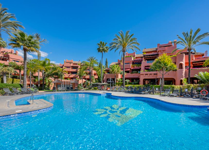 STUNNING DUPLEX PENTHOUSE WITH ROOFTOP ON THE NEW GOLDEN MILE, ESTEPONA
