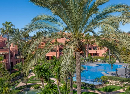 STUNNING DUPLEX PENTHOUSE WITH ROOFTOP ON THE NEW GOLDEN MILE, ESTEPONA