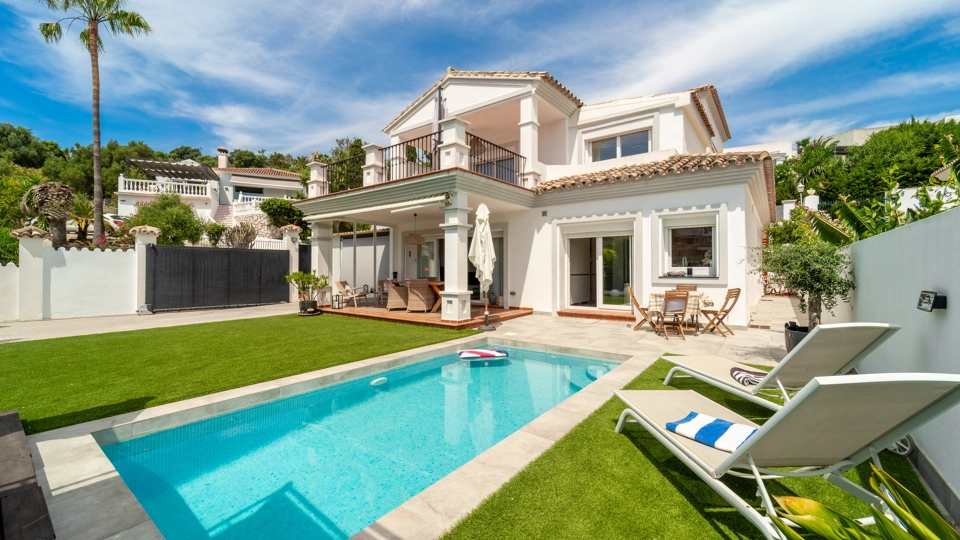 Villa for sale in Cerros del Aguila, Mijas Costa