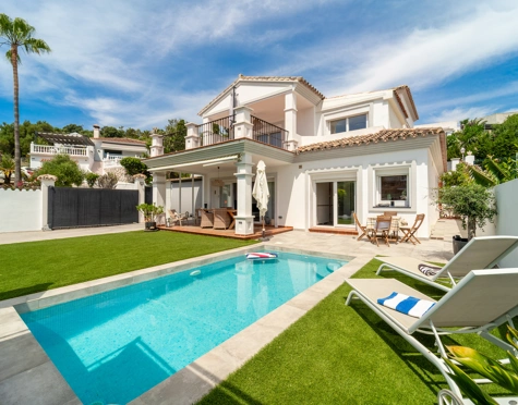 Villa for sale in Cerros del Aguila, Mijas Costa