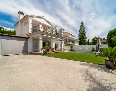 Villa for sale in Cerros del Aguila, Mijas Costa